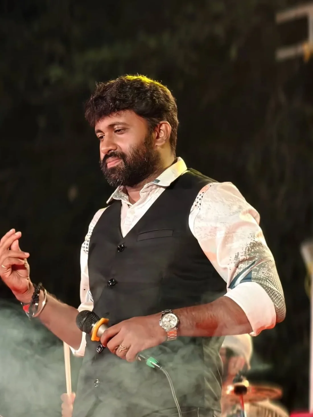 Heart Beats male vocalist performing live Heart Beats male vocalist performing live