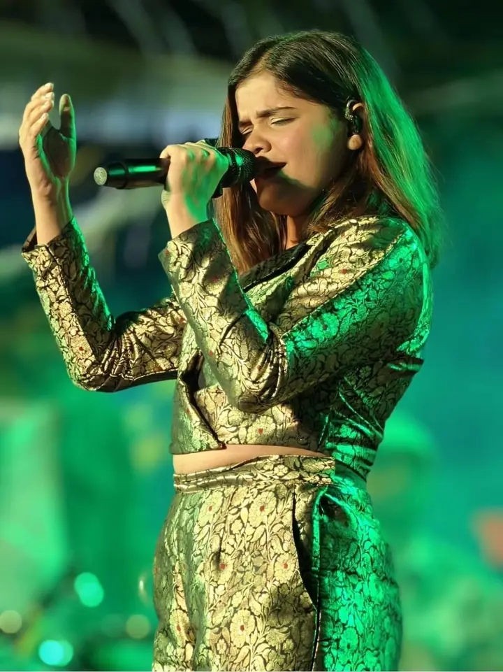 Heart Beats female singer live performance