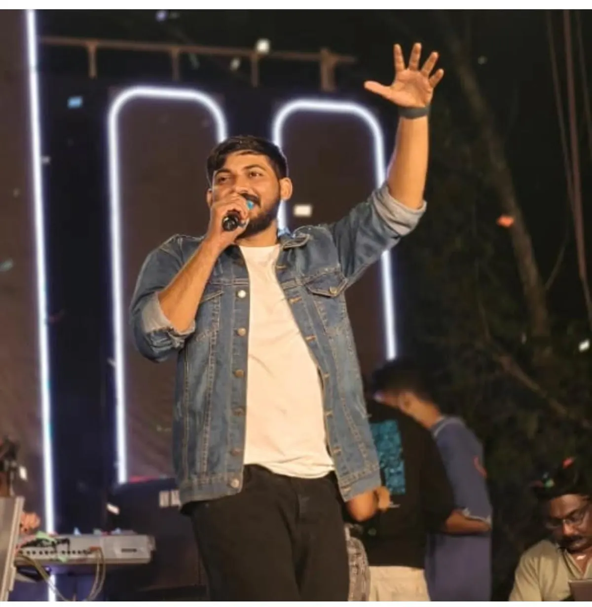Anchor and Singer by Heart Beats Events
